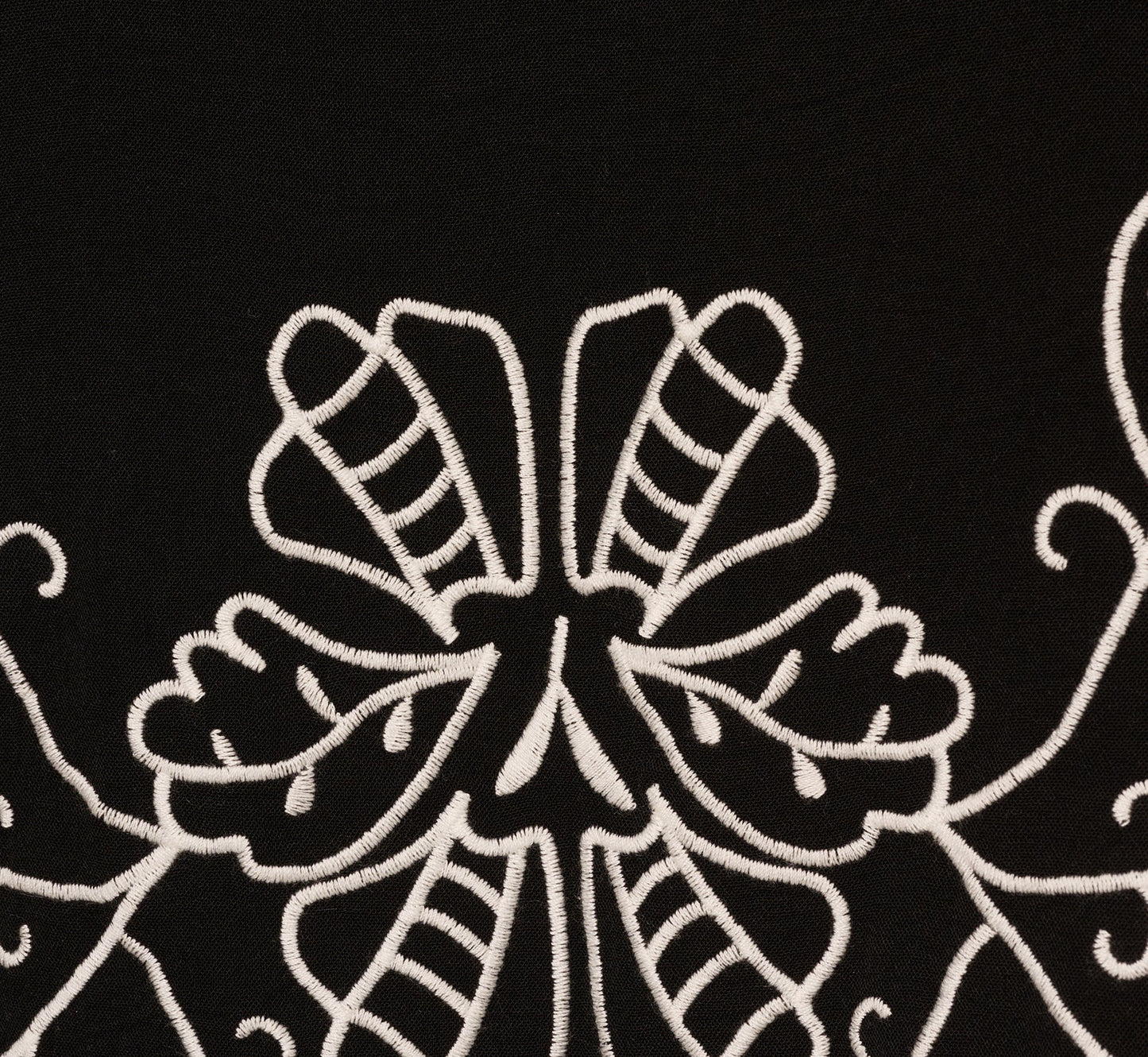 Sleeveless Cropped Floral Embroidered Top In Black Ivory