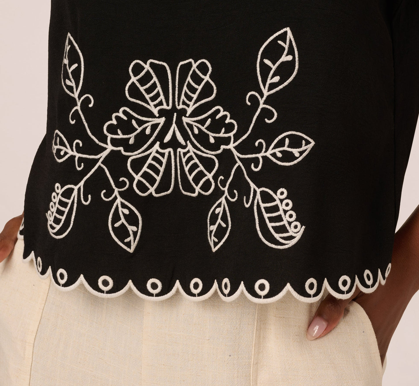 Sleeveless Cropped Floral Embroidered Top In Black Ivory